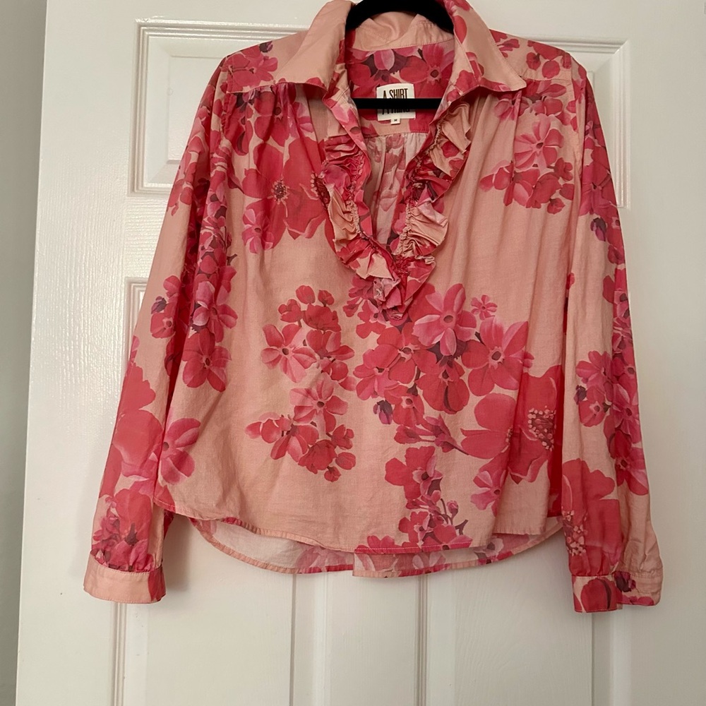 Floral Pink Ruffle Blouse
100%cotton
Worn once/ like new
Celine / A SHIRT THING